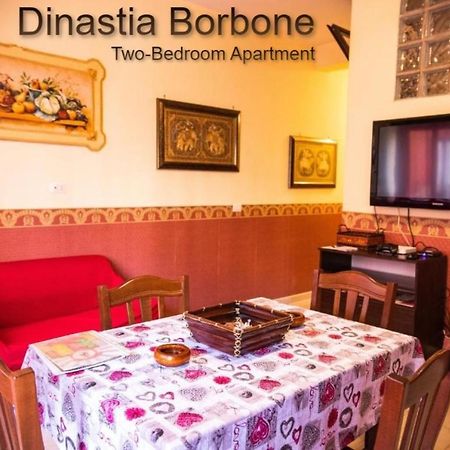 Casa Vacanza Dinastia Borbone - Centro Storico Napoli Bagian luar foto